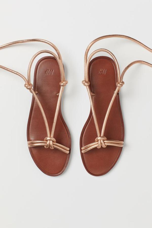 En color bronce, con tiras finas delanteras y tiras largas para anudar en el tobillo, estas sandalias de piel de H&M solo están disponibles en su web. Cuestan 39,99 euros y podemos encontrarlas entre los números 35 y 42.