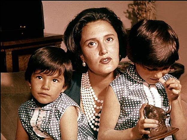 Carmina de niña junto a su madre y su hermana, Belén.