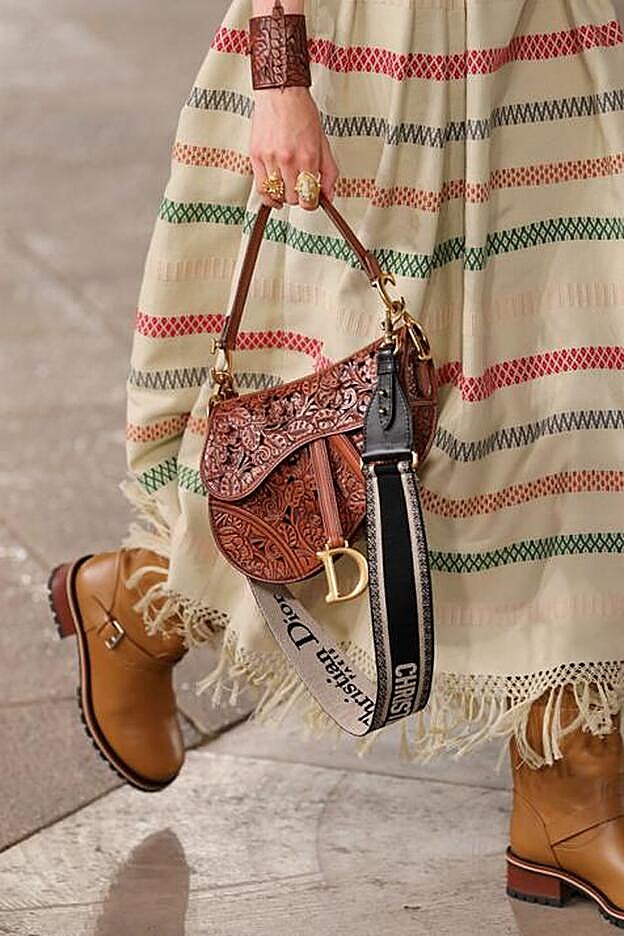Detalle de uno de los nuevos modelos del bolso Saddle de la colección crucero 2021 de Dior