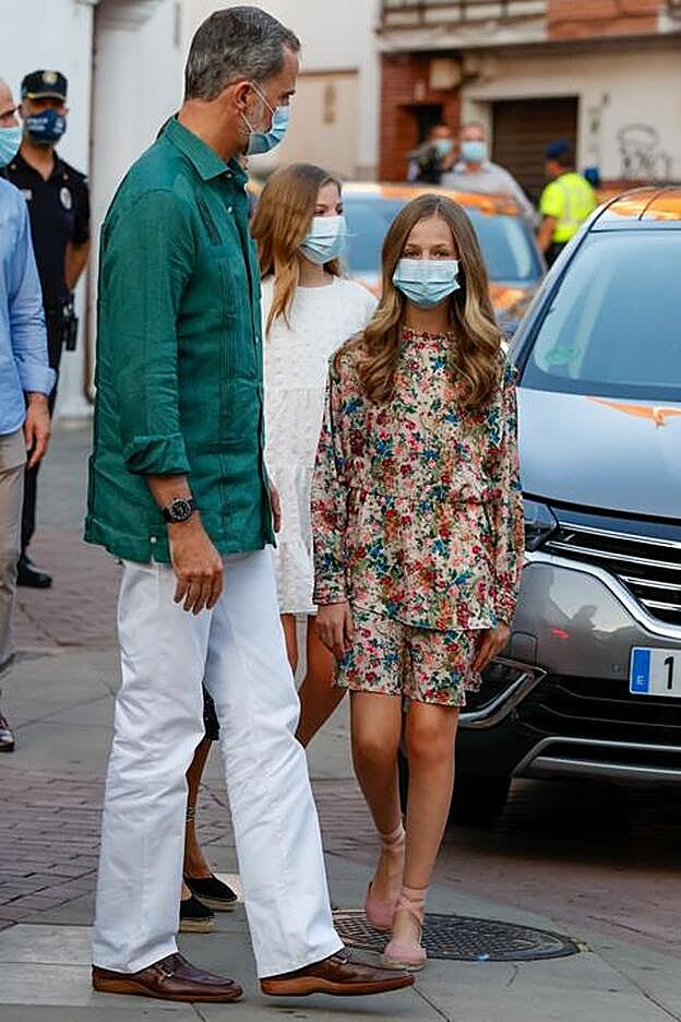 La princesa Leonor, junto a su padre el Rey Felipe, luciendo un vestido de flores de Zara.