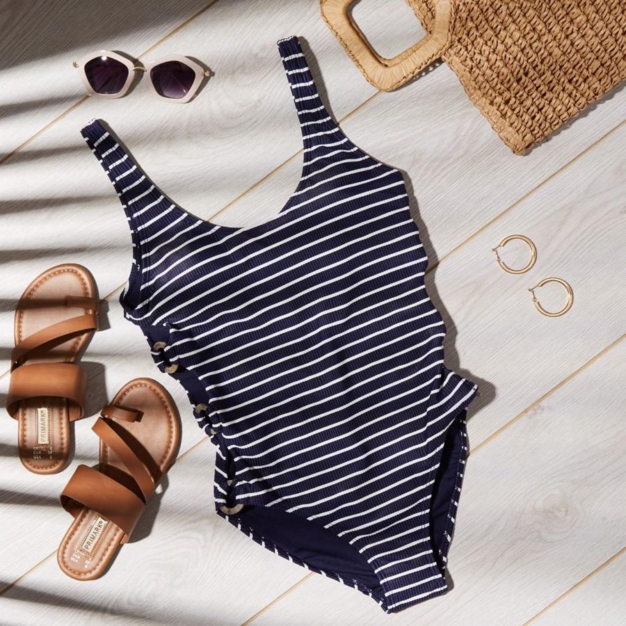 El tejido por excelencia de la moda de baño de esta temporada es este que tiene un efecto similar al canalé. Primark ha traído este bañador de rayas azul marino y blanco que cuesta 10 euros.