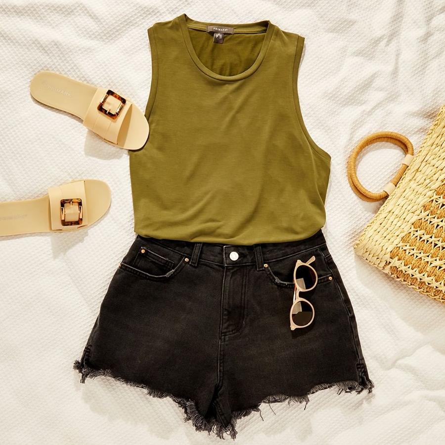 Las camisetas sin mangas o con hombreras se han convertido en el sustituto de la básica blanca. Primark también se ha unido a esta tendencia con diseños como este en verde caqui (4 euros).