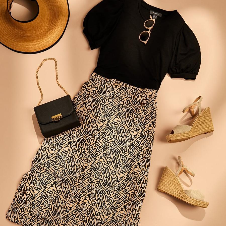 Las faldas midi han desbancado por completo a las de corte mini. Este año el corte por la rodilla es el que más se lleva y los modelos estampados como este (16 euros) son todo un éxito.