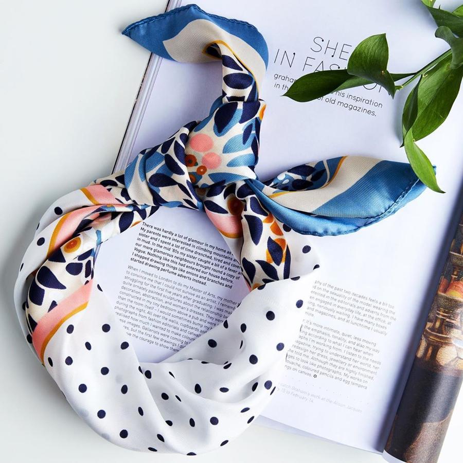 El pañuelo se ha convertido en ele comodín del verano. Se ha puesto de moda usarlo como top de estilo años 90, pero es ideal para llevarlo en el pelo de diferentes maneras, como cinturón, como adorno de tu bolso...