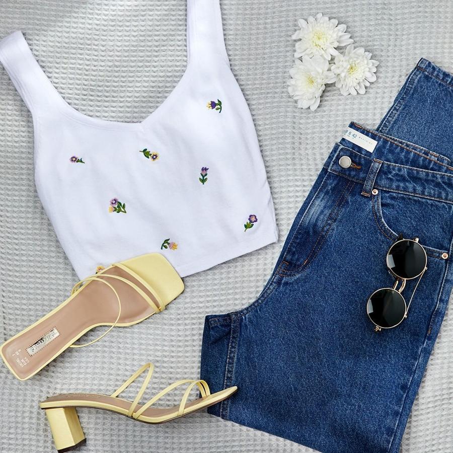 Los mules son el calzado del verano y Primark ha triunfado con este modelo en color amarillo de tacón cuadrado y tiras finas (12 euros).