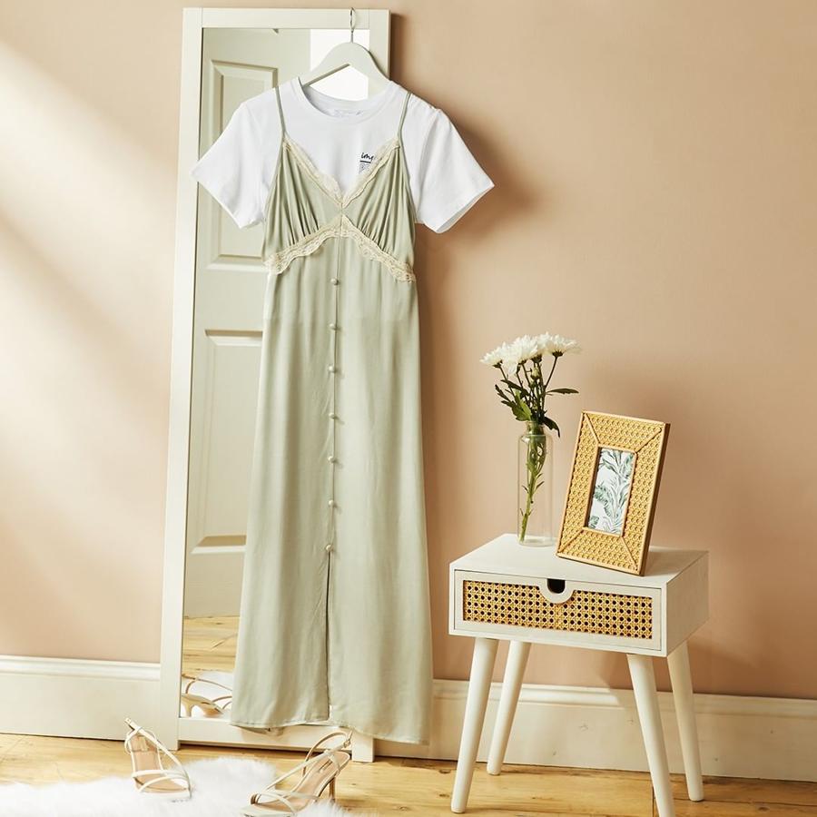 Numerosas firmas han sacado vestidos de estilo lencero que podrían ser perfectamente un camisón con el que te vas a dormir. Si te atreves con él, ficha este diseño en verde menta que ha traído Primar. Si no te termina de convencer, toma nota de este truco que propone la firma: combinarlo con una camiseta debajo.