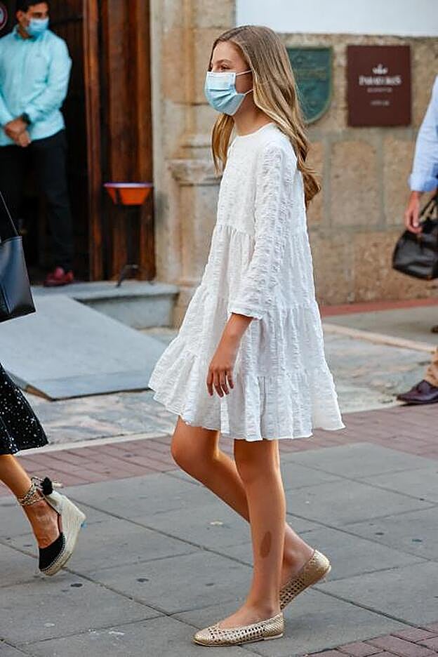 Sofía repitió este vestido blanco de Zara.