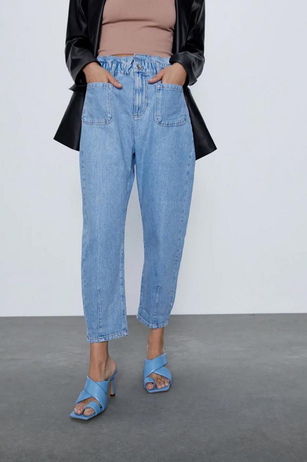 En azul claro, con cintura elástica tipo paperbag y bolsillos delanteros y traseros de plastrón, estos vaqueros de Zara tienen un precio de 25,95 euros y están disponibles entre las tallas 32 y 44.