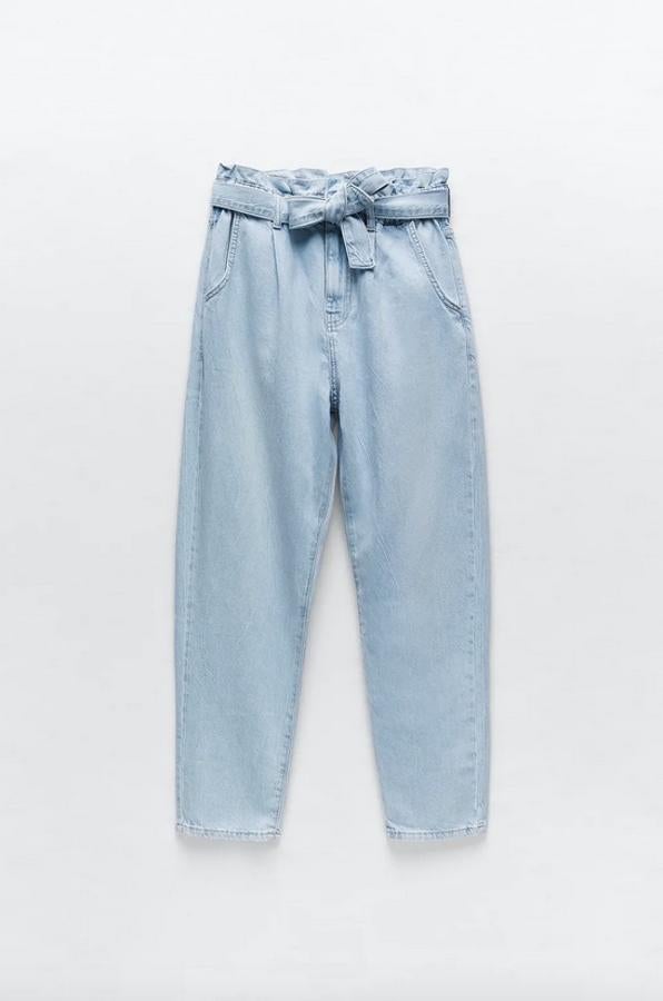 En azul claro, con tiro alto y pinzas delanteras, estos vaqueros de Zara vienen con cintura elástica y bolsillos frontales y de plastrón en la espalda. Cuestan 29,95 euros y está disponible entre las tallas 32 y 44.