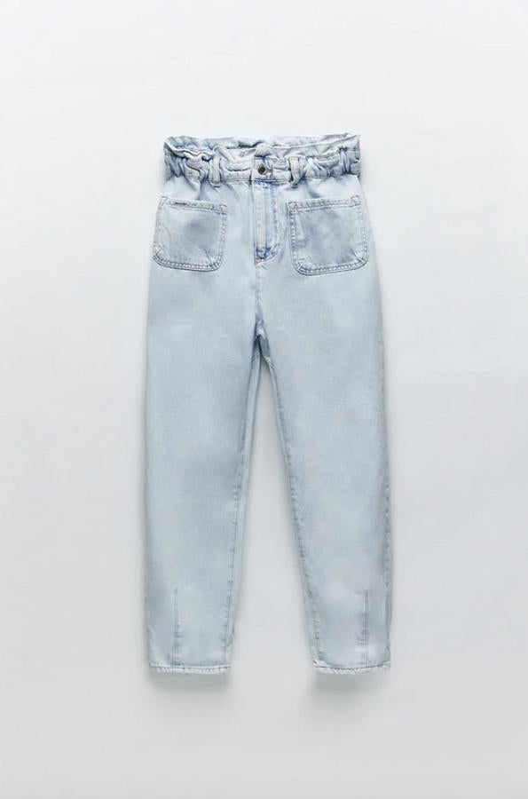 Otra de las propuestas con diseño baggy paperbag de Zara son estos pantalones vaqueros de Zara en azul lavado. Con un precio de 25,95 euros, están disponibles entre las tallas 32 y 44.