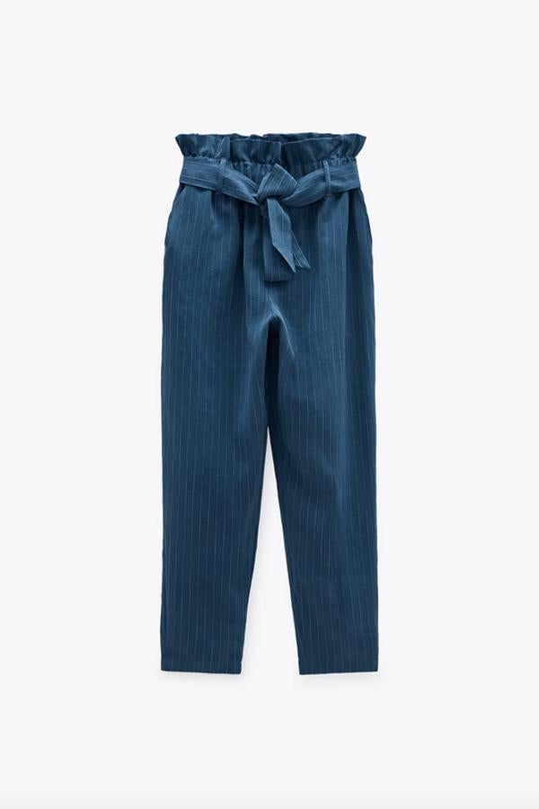 En azul índigo, con estampado de rayas, este pantalón de Zara de tiro alto tiene cintura elástica y lazada combinada a tono. Pertenece a la colección sostenible de la firma y tiene un precio de 29,95 euros. Podemos encontrarlo entre las tallas XS y L.