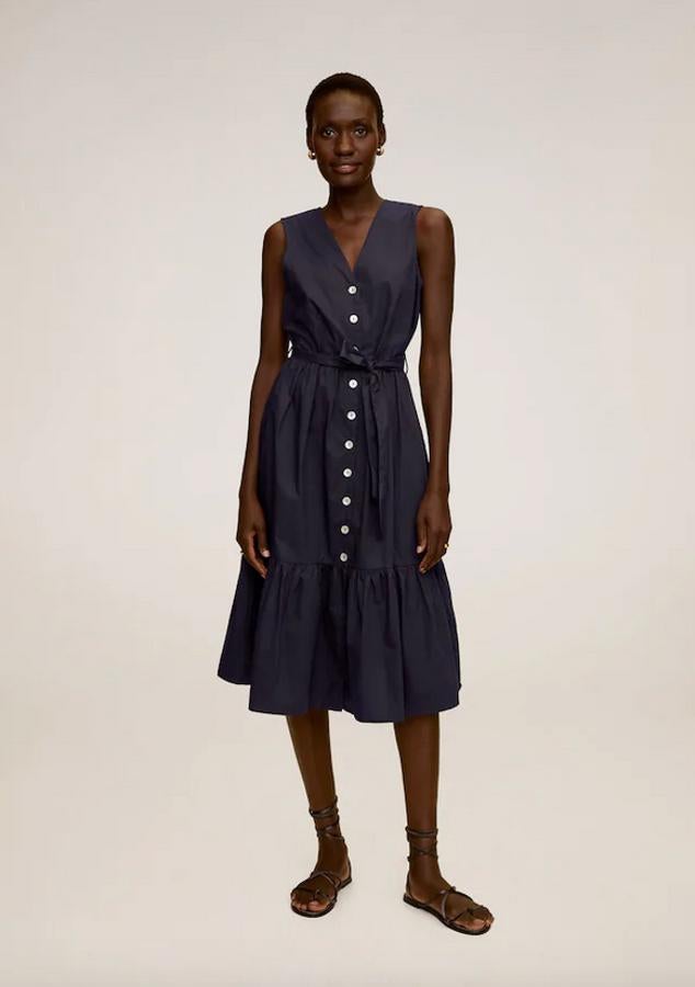 Diseño acampanado con volantes para este vestido en azul marino con cuello de picos, sin mangas y con cinturón ajustable. De 39,99 euros ha pasado a 29,99 euros y está disponible entre las tallas XS y L.