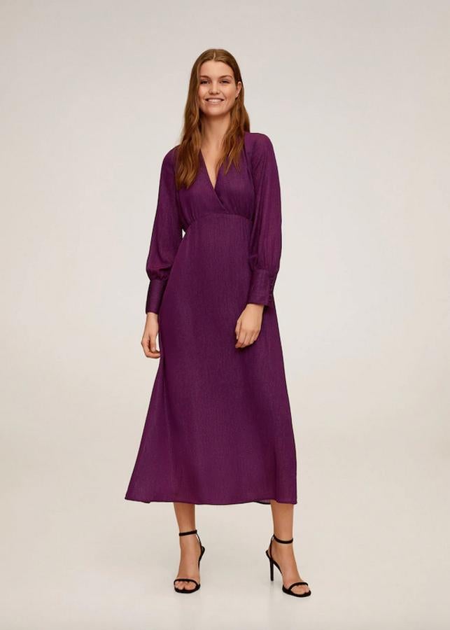 Este vestido largo en color morado es de diseño midi y está confeccionado con hilo metálico. Viene con escote de pico, mangas largas y puños abotonados y de 49,99 euros ha pasado a 19,99 euros. Podemos encontrarlo entre las tallas S y XL.