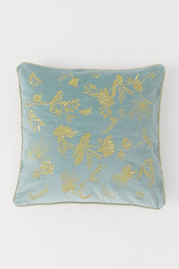 Disponible en turquesa o rosa con bordados en dorado, esta funda de cojín de terciopelo tiene unas medidas de 40x40 centímetros y un precio de 14,99 euros.