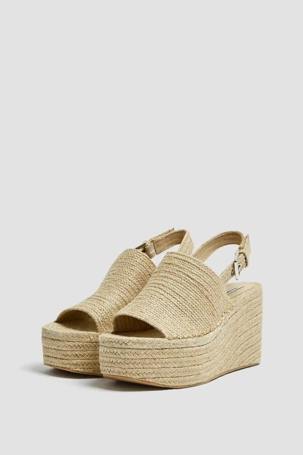Esta cuña de rafia natural con cierre de hebilla en el talón promete ser de lo más cómoda. Con una altura de la cuña de 9 centímetros, tiene un precio de 35,99 euros.