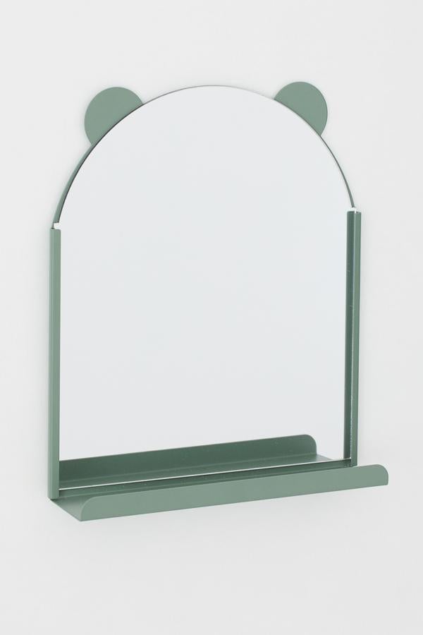 En color gris o verde caqui, este espejo con repisa y con detalle de orejas en la parte superior tiene un precio de 14,99 euros.