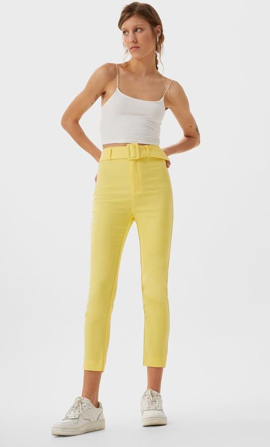 Este pantalón cigarette de tiro alto en color amarillo cuenta con detalle de cinturón y falsos bolsillos en la parte delantera. Está rebajado a la mitad, y ahora tiene un precio de 9,99 euros.