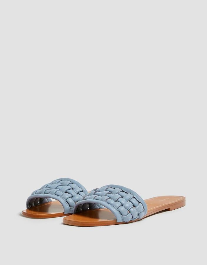 Disponible en varios colores, esta sandalia es una de las más deseadas de Pull & Bear. Con tira trenzada en azul, tiene un precio de 35,99 euros.