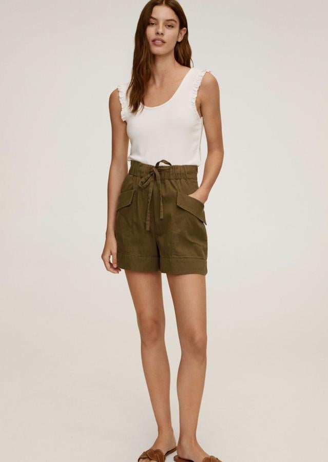 En color caqui, este short fluido con bolsillos de solapas en los laterales cuenta con cintura elástica y lazada. Tiene un precio de 19,99 euros.