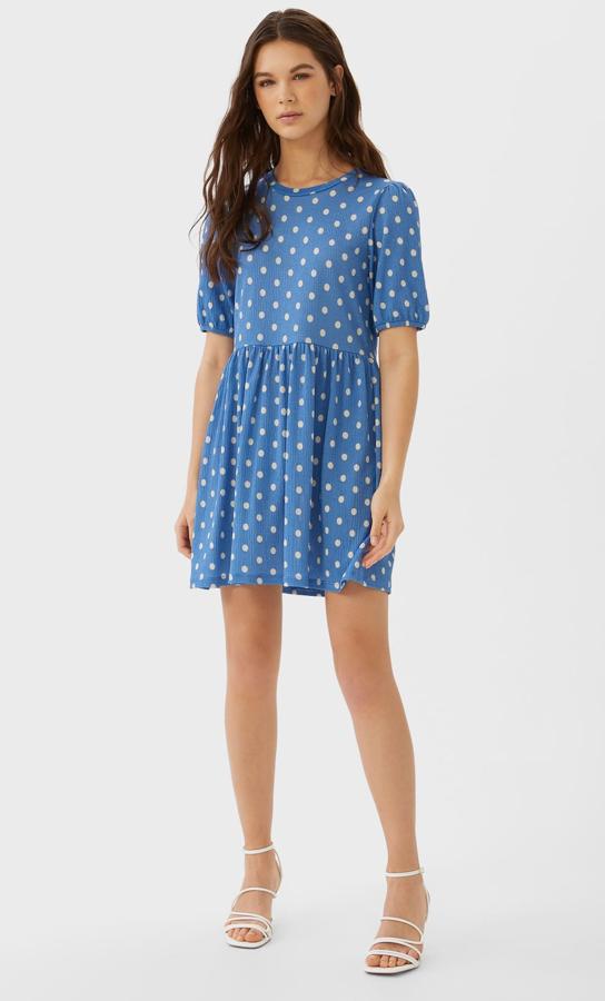 Disponible en numerosos colores, este vestido corto de punto en turquesa y con manga abullonada tiene un precio de 12,99 euros.