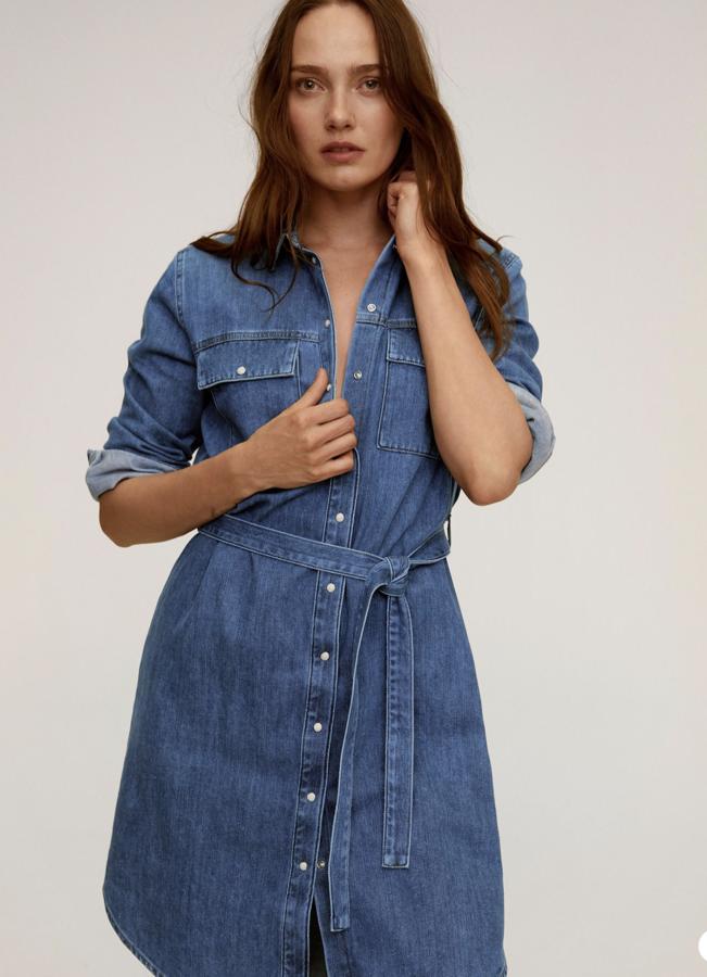 Hasta las rebajas de Mango ha llegado este vestido denim de manga larga y cinturón ajustable que ahora tiene un precio de 15,99 euros.