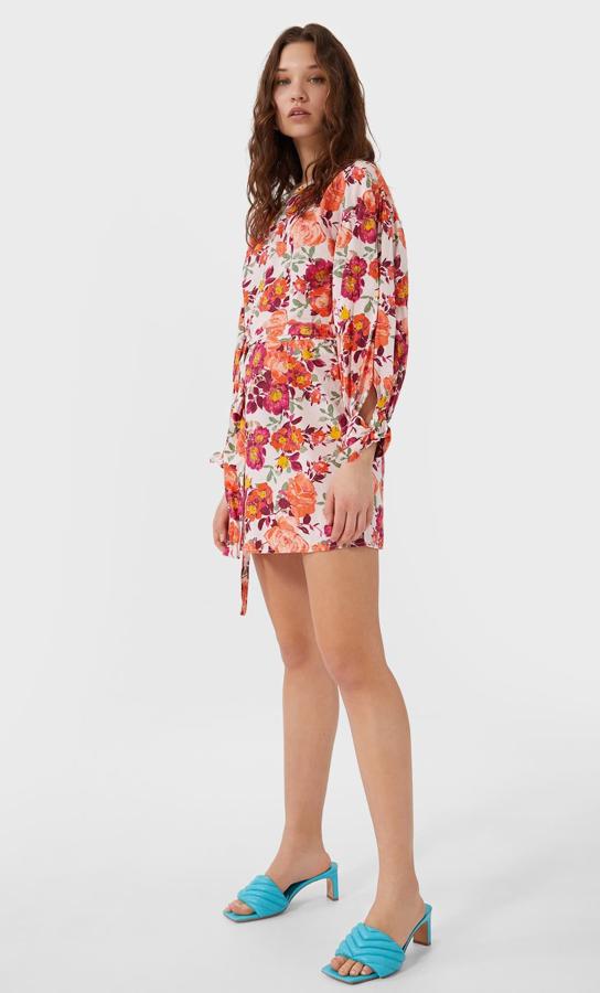 Con estampado floral en tonos naranjas, este vestido corto de cuello redondo y manga larga abullonada acabada en lazo tiene un precio de 15,99 euros.