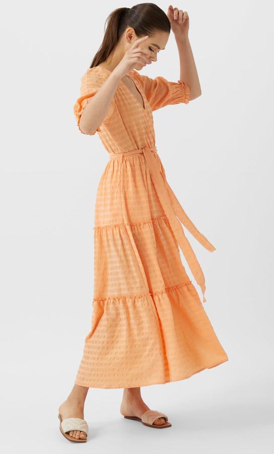 Este vestido largo con escote de pico y manga corta acabada en elástico es otra de las prendas que han llegado a las segundas rebajas. Ahora tiene un precio de 15,99 euros.