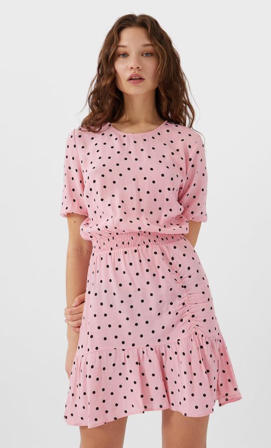 Uno de los vestidos más deseados ha llegado a las segundas rebajas. En color rosa claro con lunares negros, este vestido corto con volante en la falda tiene un precio de 15,99 euros.
