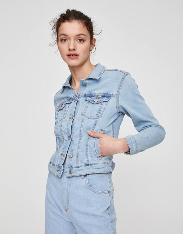 Esta cazadora denim en azul claro se ajusta a la cintura y cuenta con bolsillos. Es de Pull & Bear y tiene un precio de 12,99 euros.