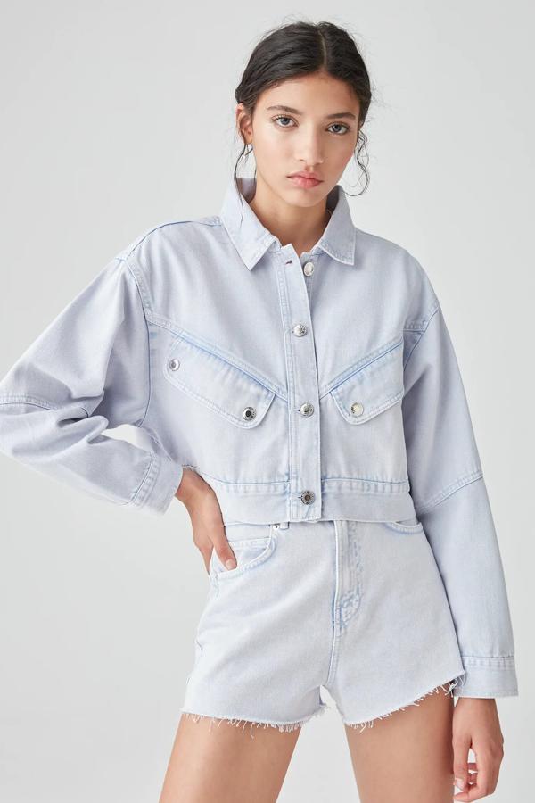 En color malva, esta cazadora vaquera con lavado ácido es de manga larga y cuenta con bolsillos delanteros de tapeta. Es de Pull & Bear y tiene un precio de 12,99 euros.