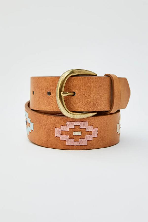 Pull & Bear nos propone este cinturón de efecto piel en color marrón con detalle de bordados en diferentes colores. Con hebilla metalizada, tiene un precio de 9,99 euros.