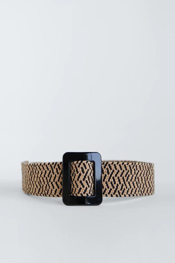 Este cinturón elástico ancho con hebilla en negro es de Zara y tiene un precio de 17,95 euros.