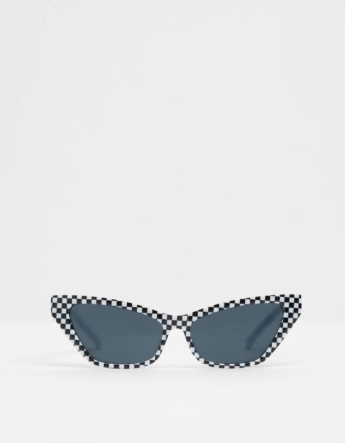 Bershka nos propone estas gafas con montura de cuadros en blanco y negro que tienen un precio de 9,99 euros.
