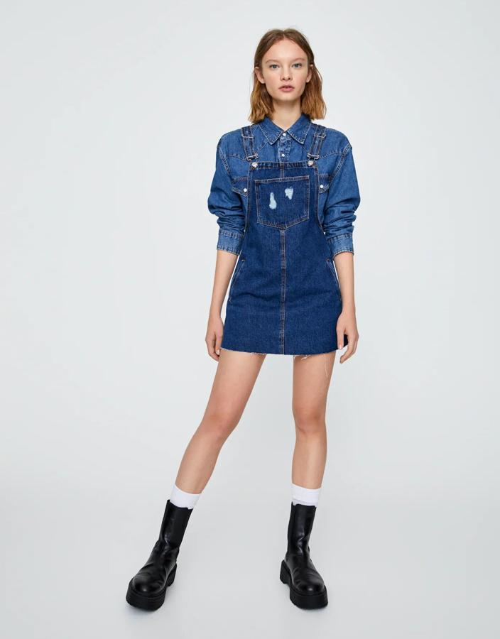 En las rebajas de Pull & Bear encontramos este peto denim en color azul con bolsillos laterales y delantero y tirantes ajustables. Ahora tiene un precio de 12,99 euros.