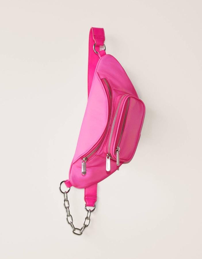 En color fucsia, esta riñonera de tejido reflectante es de Bershka y tiene un precio de 15, 99 euros.