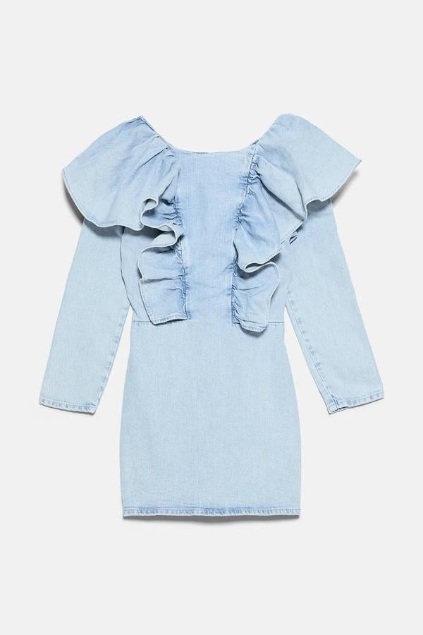 Era uno de los más deseados de la colección y aún está disponible en algunas tallas. Este vestido azul claro con escote redondo y volante cuesta ahora 12,99 euros.