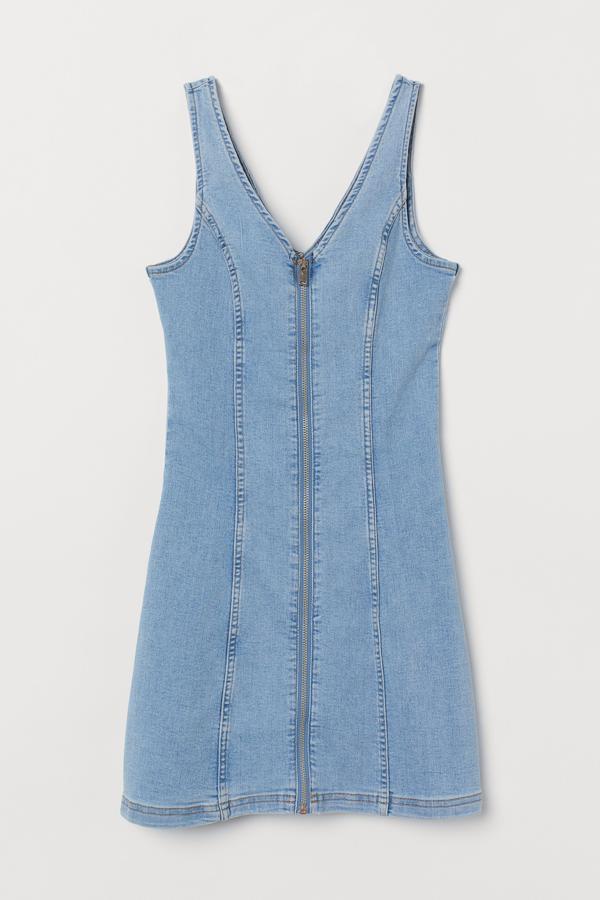 En azul claro, este vestido denim de tirantes y cierre con cremallera en la parte delantera tiene un precio de 8,99 euros. Es de H&M.