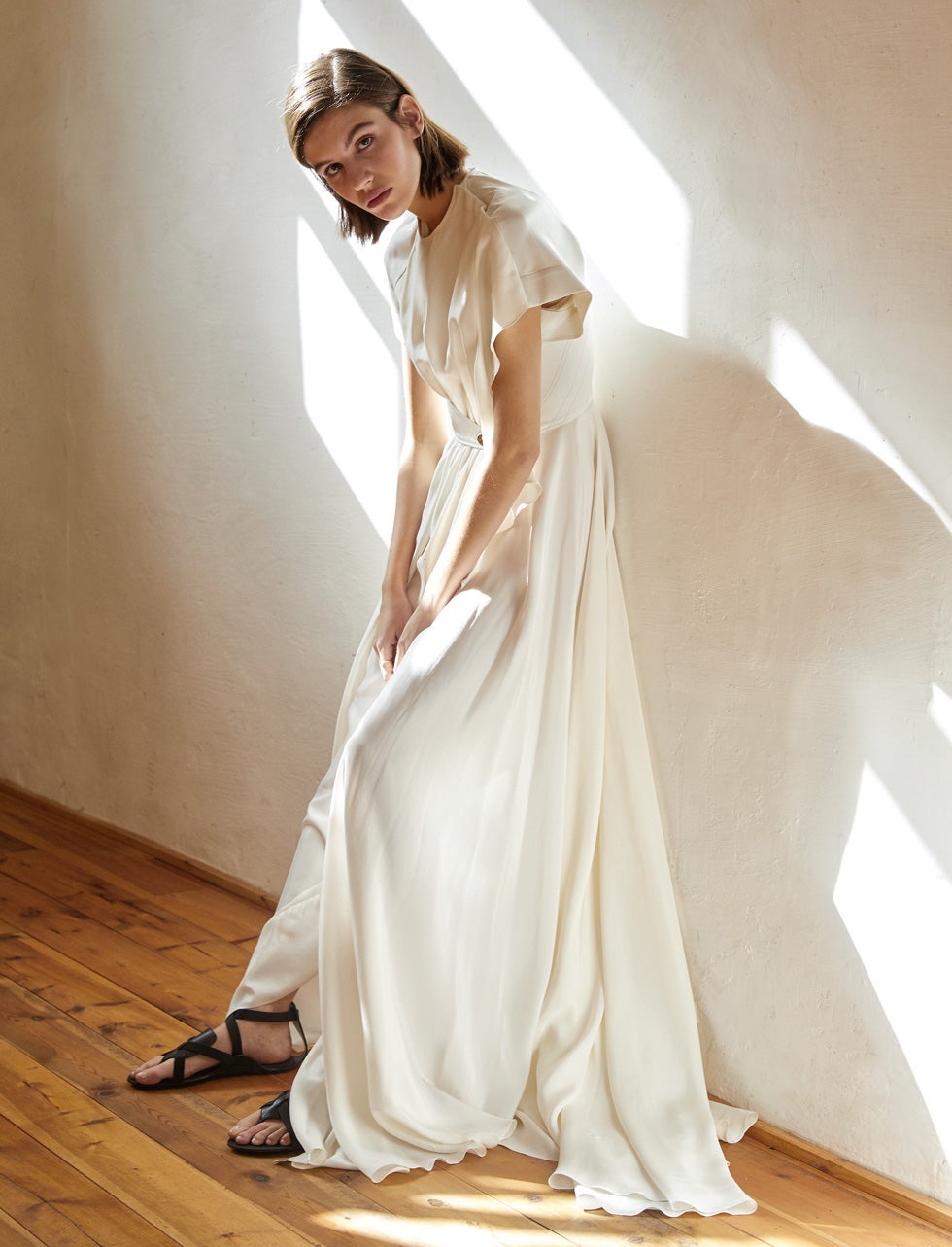 Vestido largo de popelín, de Sportmax; y sandalias de piel, de Hermès.