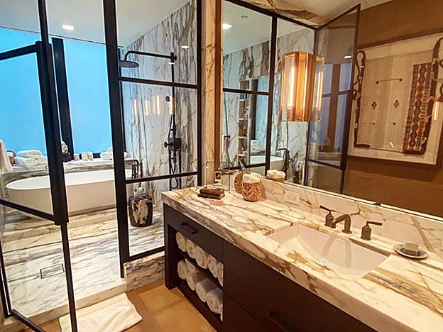 El cuarto de baño principal de la casa de Gigi Hadid: casi irreprochable.