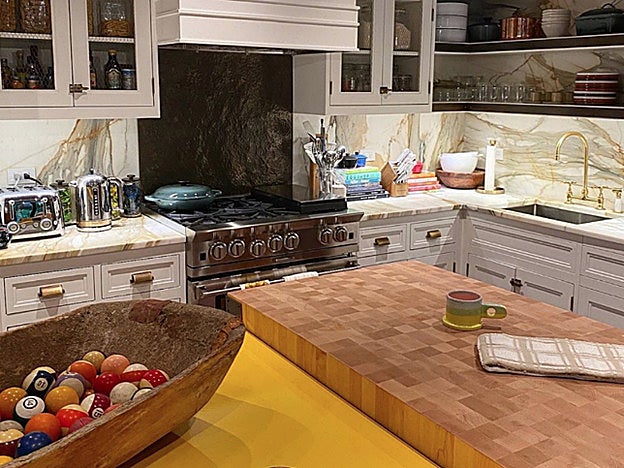 En la nueva cocina del apartamento de Gigi Hadid todo es casi normal. Casi.