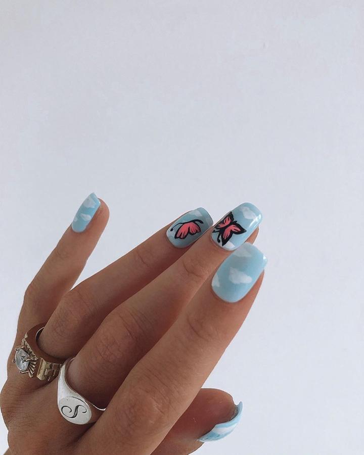 Las nubes son el dibujo de uñas de la temporada junto con las margaritas. Es un diseño sutil y sencillo, pero muy original con el que deslumbrar sí o sí.