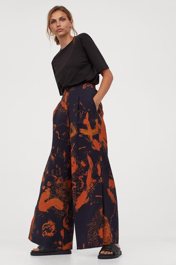 De algodón, con pinzas, bolsillos y estampado, de H&M (39,99 €).