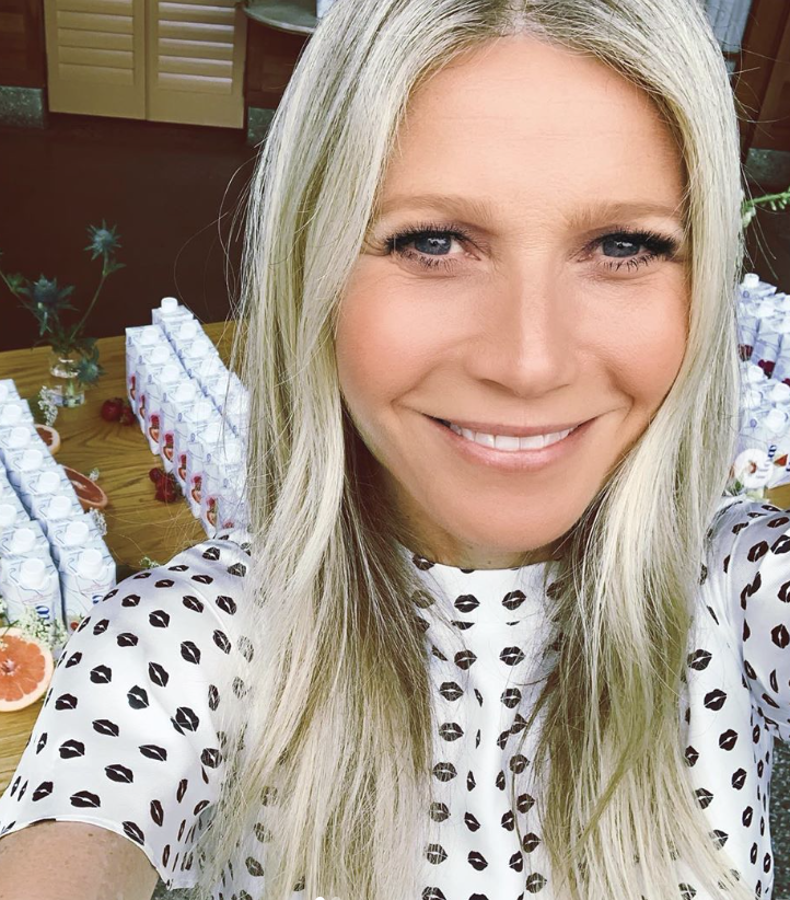 El cuidado básico al que Gwyneth Paltrow no renuncia jamás no podía ser otro: la actriz y gurú de la belleza exfolia cuidadosamente su cuerpo cada día al milímetro, antes de darse un baño. En realidad es fácil: solo necesitas el cepillo o el guante adecuado y un exfoliante básico. Además de dejar la piel deslumbrante, activarás la circulación y afinarás la celulitis, si ejerces la presión suficiente, siempre dirección hacia el corazón. ¿Que no tienes tiempo de hacerlo todos los días? Pues cada semana.