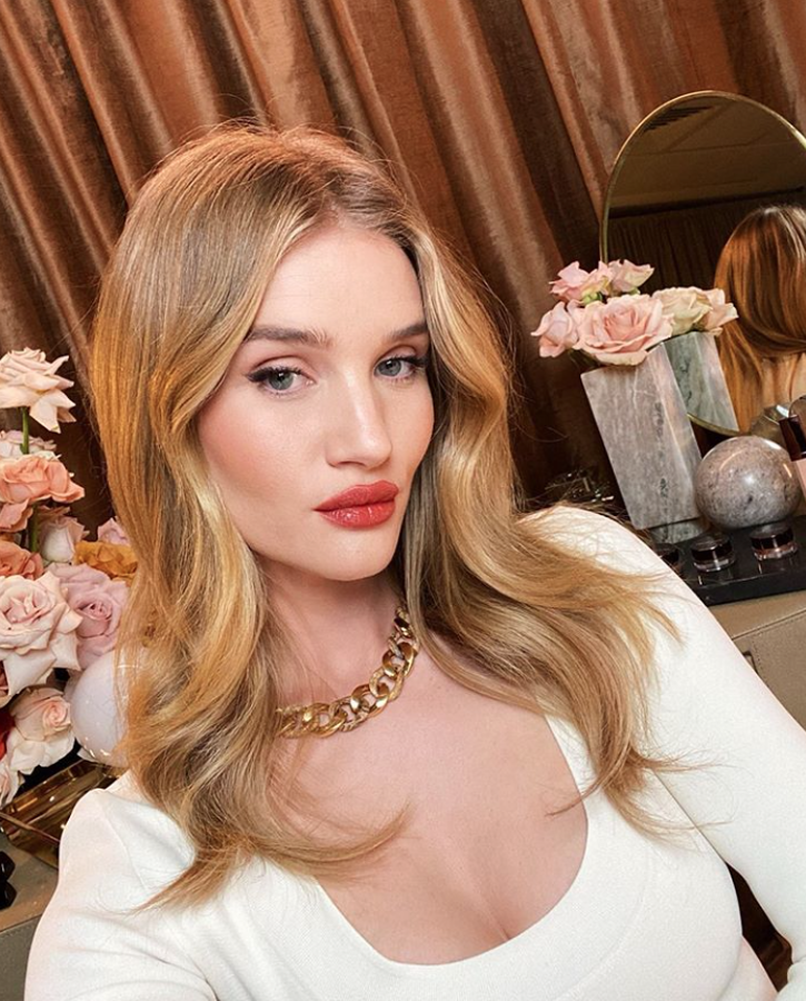 El consejo de esta actriz y diva de la belleza no puede ser más consistente: rosie Huntington-Whitely recomienda ser consistente con los tratamientos que elijas. Da igual la crema o el serum o el masaje que te hagas cada día. Lo importante es, precisamente, hacerlo cada día sin excepción. so sí, ella reafirma uno de los consejos que más repiten las famosas:jamás, jamás, jamás pone la cara al sol.