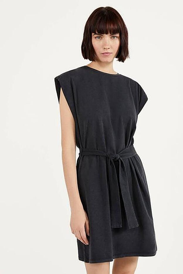 Vestido mini con cinturón de Bershka (12,99 euros).