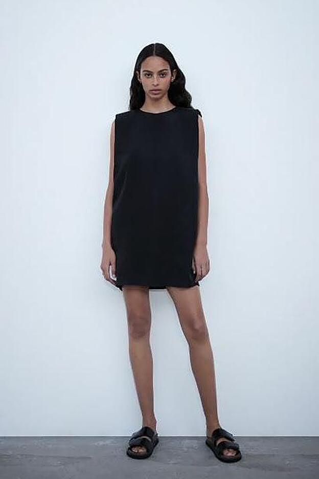 Vestido con hombreras de Zara (25,95 euros).