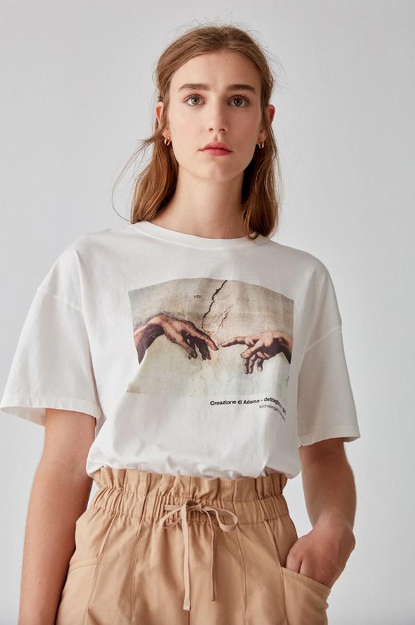 Otra de las propuestas por el arte italiano de Pull&Bear es esta camiseta con La Creación de Adán en el frontal. Cuesta 12,99 euros y está disponible entre las tallas XS y XL.