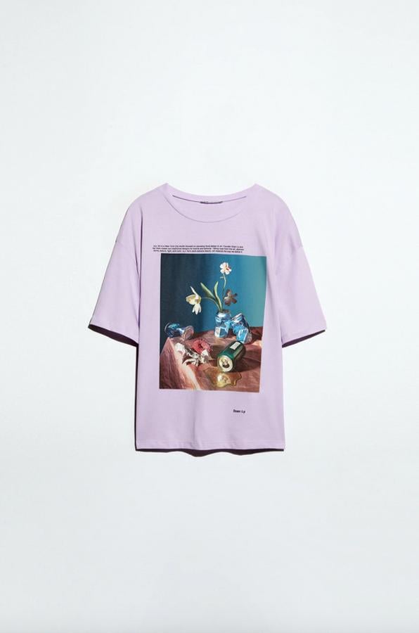 En color lila, con cuello redondo y mangas cortas, Zara apuesta por el artista floral Doan Ly para esta bonita camiseta de print con colores intensos. Cuesta 15,95 euros y está disponible entre las tallas S y XL.