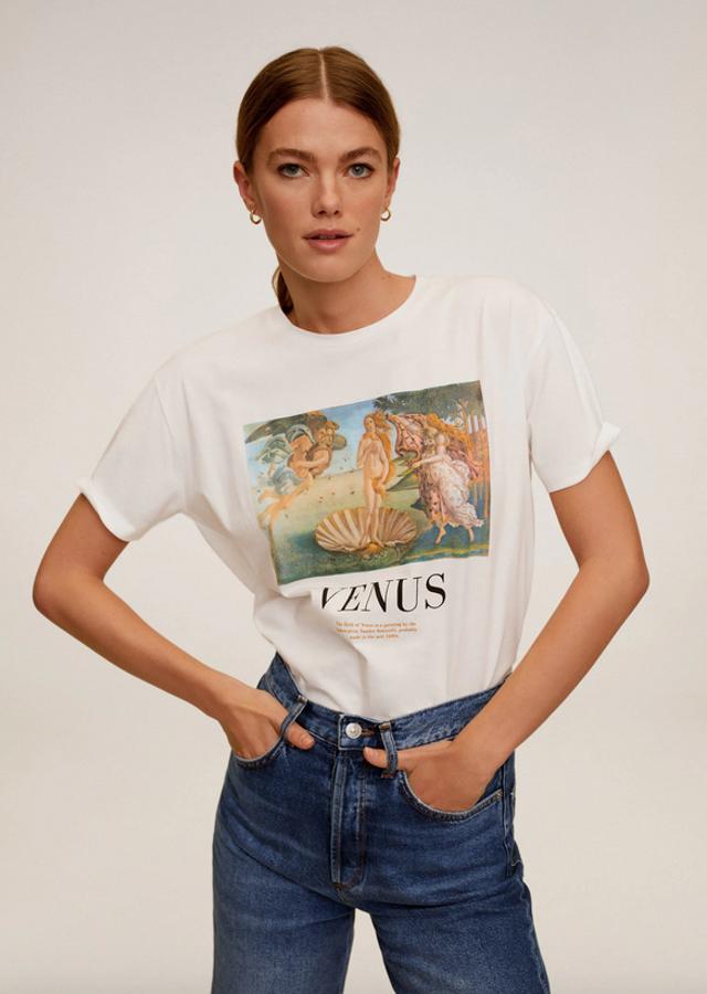 Mango también apuesta por El Nacimiento de Venus en esta camiseta blanca con mensaje bajo el cuadro en tonos negros y naranjas. Cuesta 15,99 euros y está disponible en las tallas S y M.