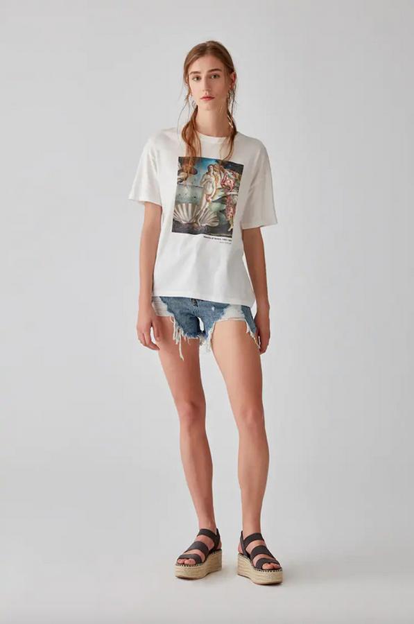 Si el Nacimiento de Venus es uno de tus cuadros favoritos, en Pull&Bear podemos encontrarlo en esta camiseta blanca con cuello redondo y manga corta. Disponible entre las tallas XS y XL, cuesta 12,99 euros.